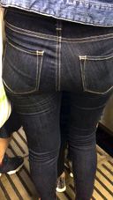 【For butt fetishes】Woman walking while showing off her beautiful butt in tight denim